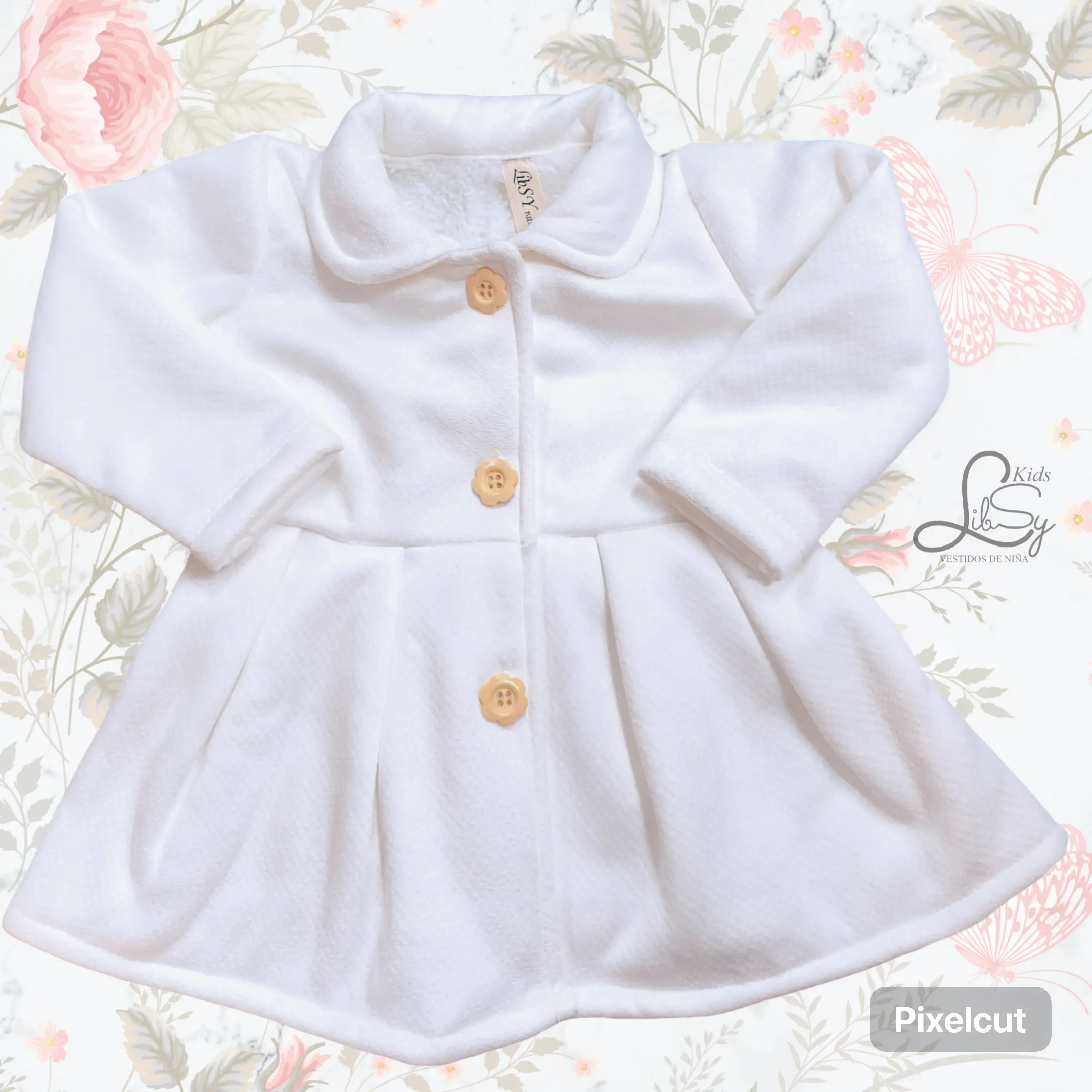 Abrigo para niñas en color perla (blanco), con cuello redondo, botones de madera y diseño elegante, ideal para invierno.